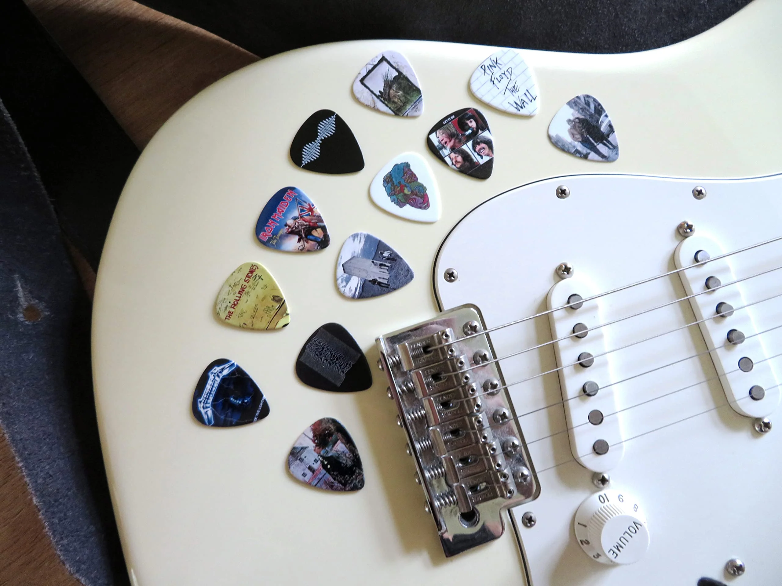 12 x Classic Albums Guitar Picks Set Guitar Plectrums For Every Guitarist Both Sided Print Pick In Pick Tin Sized 0.46, 0.71, 0.81, 0.88, 0.96, 1.2 mm Electric Guitar, Acoustic Guitar And Bass (Set 2) - Image 3