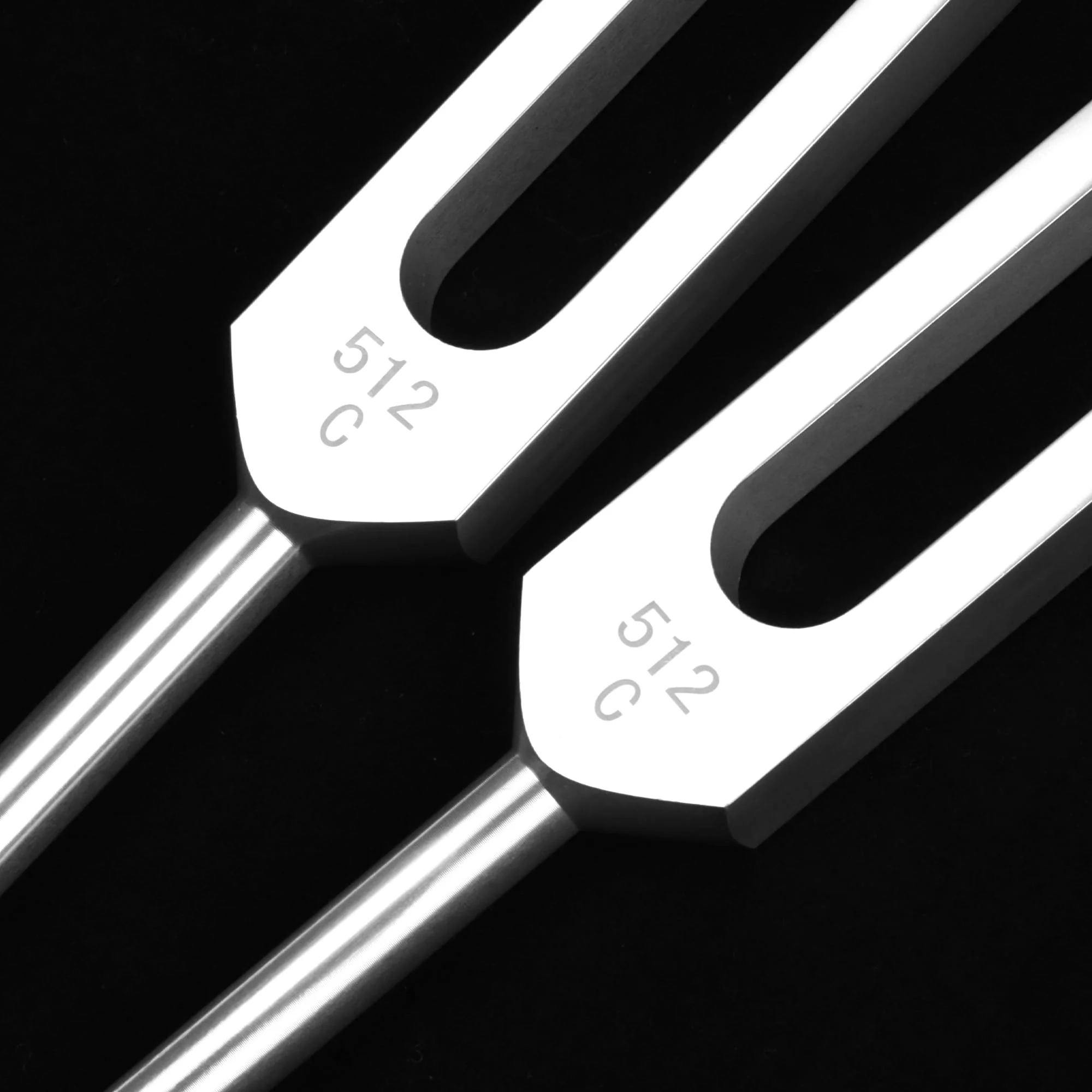 2 pcs 512Hz Tuning Forks Set, Made of Aluminum Alloy Material, Paired with 2pcs Silicone Hammers and 2pcs Plush Cloth Bags, Suitable for Chakra Sound Therapy, Yoga, Meditation - Image 4